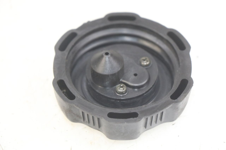 photo de BOUCHON RESERVOIR ESSENCE APRILIA SCARABEO LIGHT 125 (2007 - 2011)