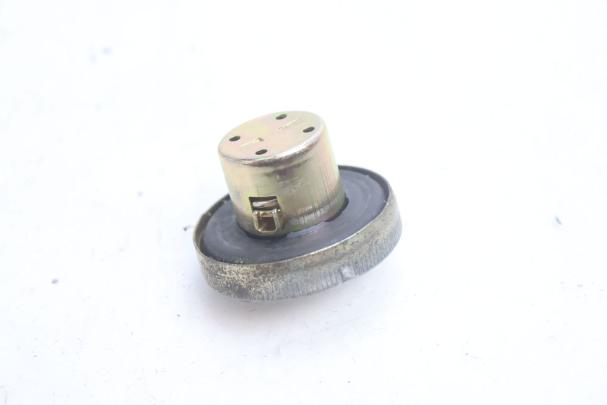 photo de BOUCHON RESERVOIR ESSENCE HONDA SCV LEAD 100 (2003 - 2007) - Autre angle de vue