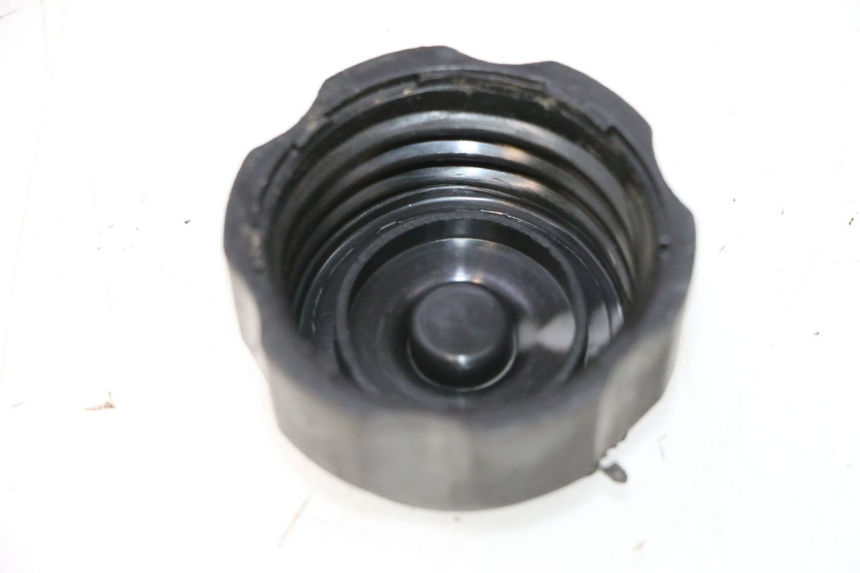 photo de BOUCHON RESERVOIR ESSENCE DERBI SENDA 50 (2003 - 2005) - Détail de la pièce