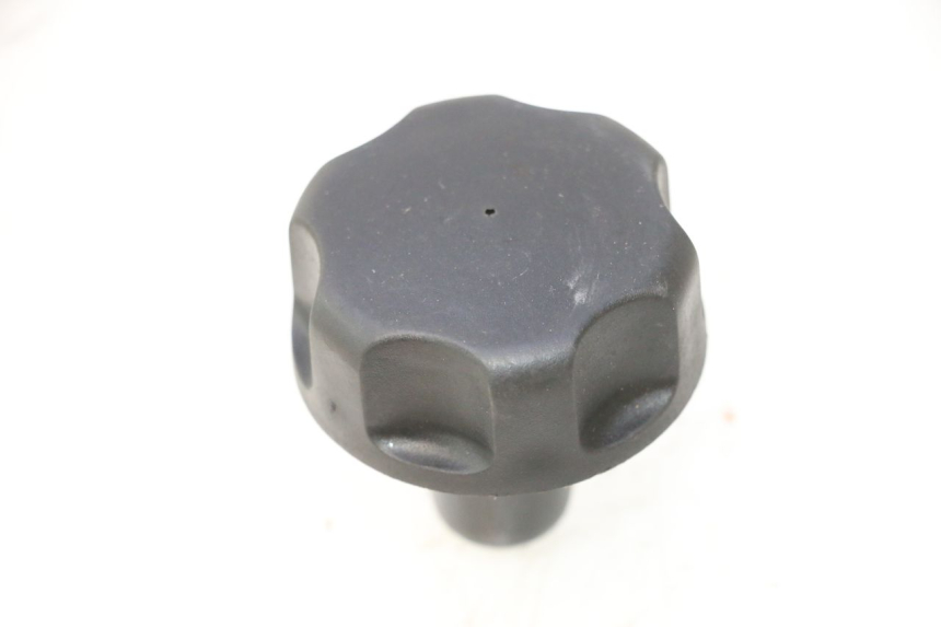 photo de BOUCHON RESERVOIR ESSENCE YAMAHA SLIDER 50 (1999 - 2004) - Détail de la pièce