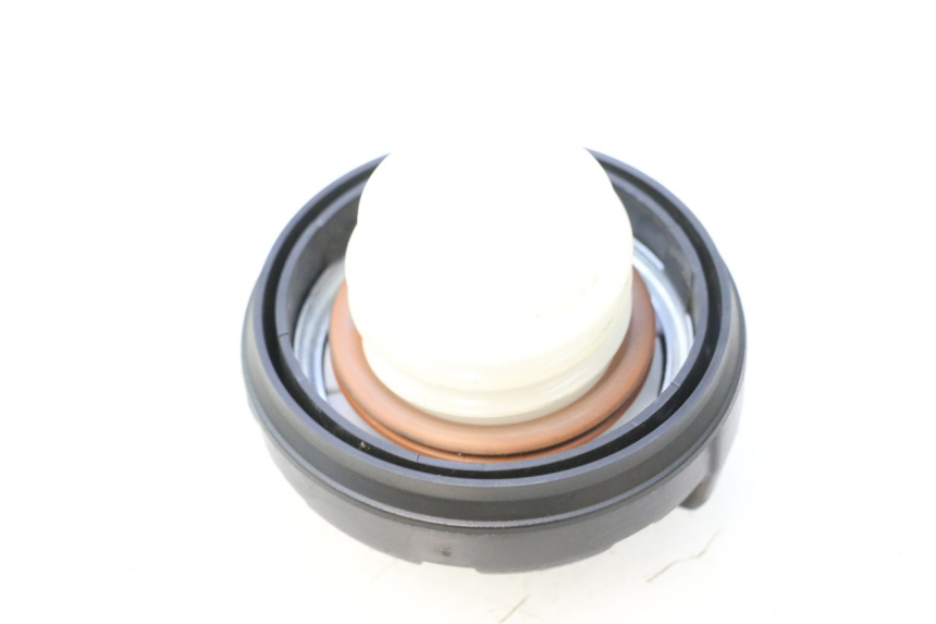photo de BOUCHON RESERVOIR ESSENCE CAN-AM SPYDER RS 1000 (2008 - 2012) - Détail de la pièce