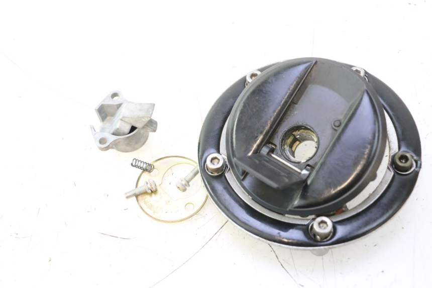 photo de BOUCHON RESERVOIR ESSENCE SUZUKI SV S 650 (2003 - 2009) - Gros plan technique