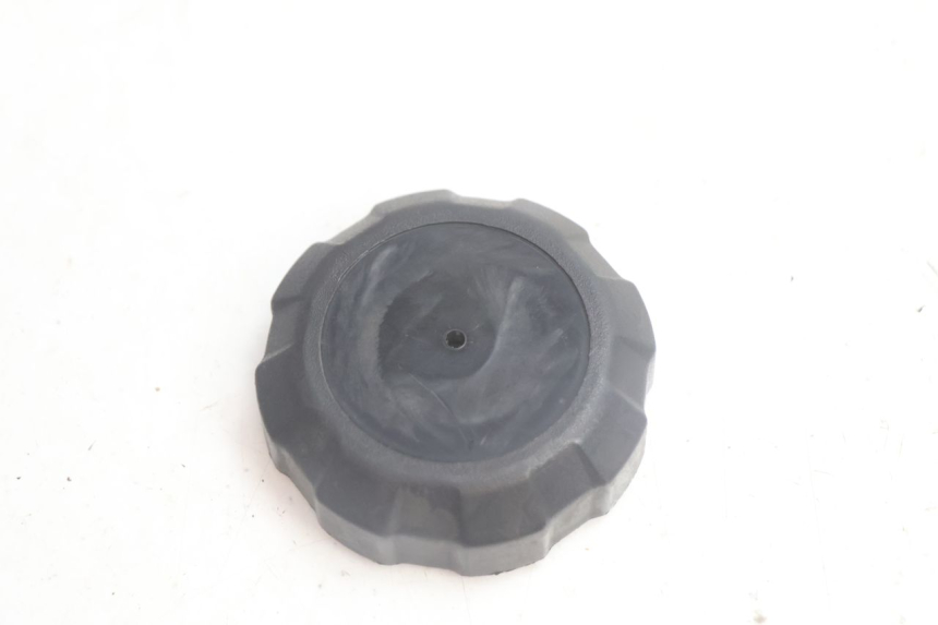 photo de BOUCHON RESERVOIR ESSENCE PEUGEOT TREKKER 50 (1995 - 2004) - Vue principale
