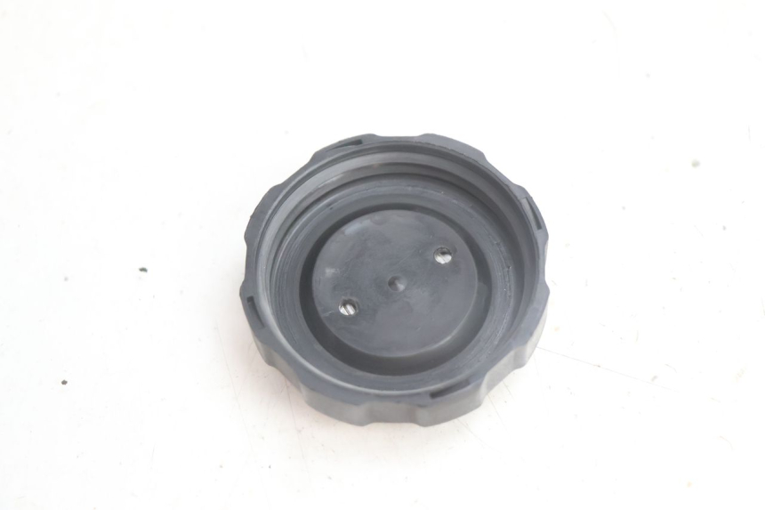 photo de BOUCHON RESERVOIR ESSENCE PEUGEOT TREKKER 50 (1995 - 2004) - Autre angle de vue