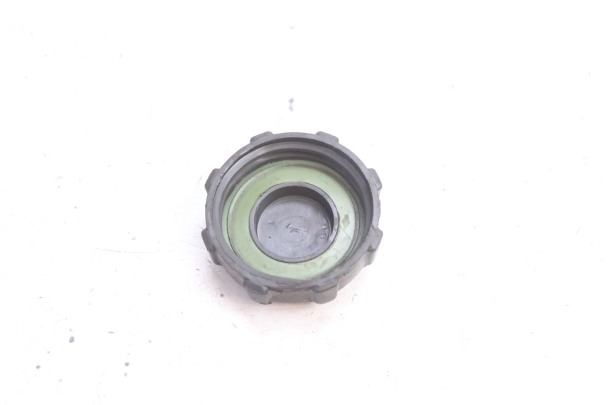 photo de BOUCHON RESERVOIR ESSENCE PIAGGIO VESPA PRIMAVERA 2T 50 (2013 - 2018) - Zoom état d’usage