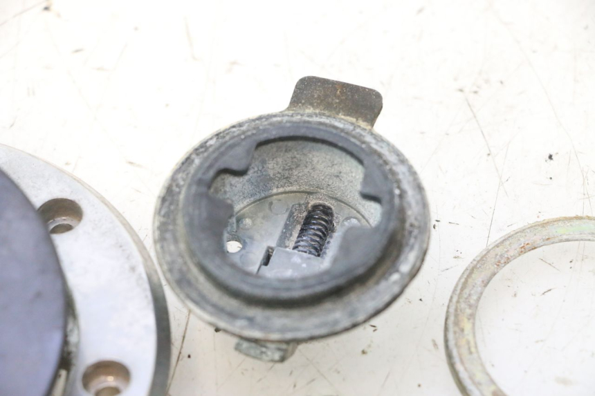 photo de BOUCHON RESERVOIR ESSENCE KAWASAKI ZZR 600 (1995 - 2004) - Autre angle de vue