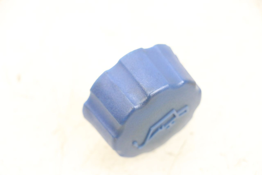 photo de BOUCHON RESERVOIR HUILE PEUGEOT ELYSEO 125 (1999 - 2004) - Autre angle de vue