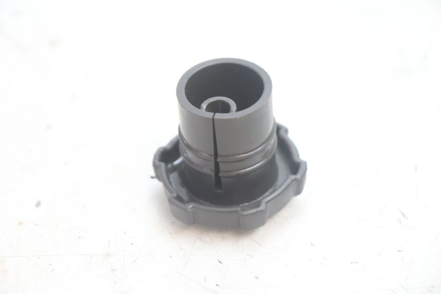 photo de BOUCHON RESERVOIR HUILE PIAGGIO LIBERTY 50 (1998 - 2003) - Autre angle de vue