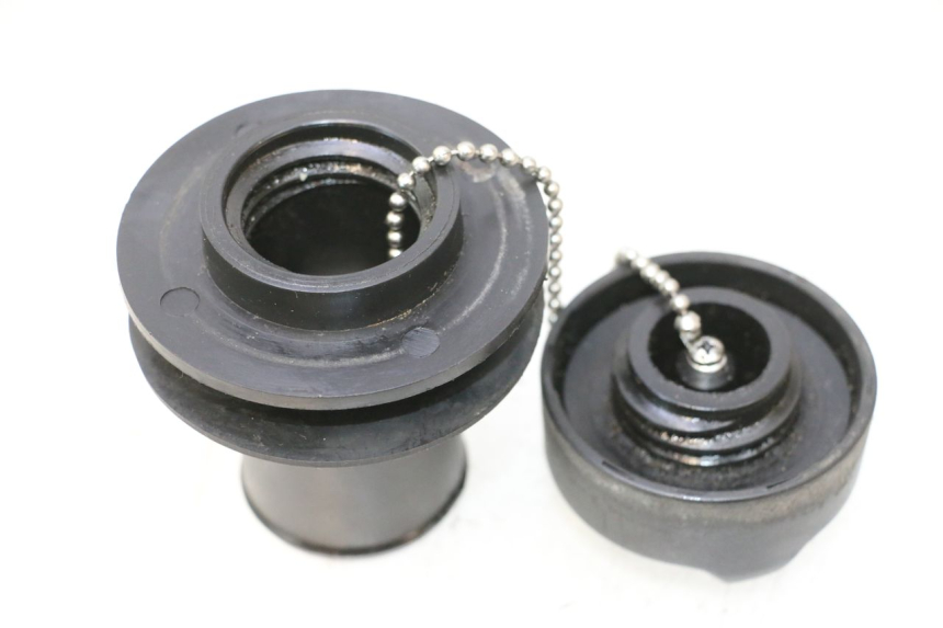 photo de BOUCHON RESERVOIR HUILE YAMAHA WAVE RUNNER GP R 1200 (2000 - 2003) - Vue principale