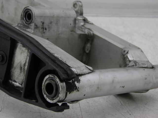 photo de BRAS OSCILLANT YAMAHA FZS FAZER 600 (1998 - 2001) - Gros plan technique