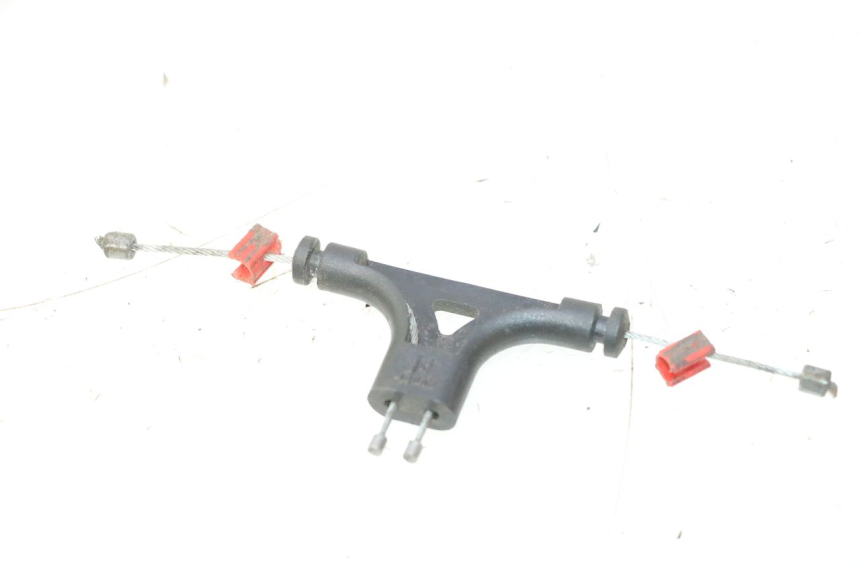 photo de CÂBLE D'OUVERTURE DE SELLE YAMAHA XMAX X-MAX 125 (2006 - 2009) - Gros plan technique
