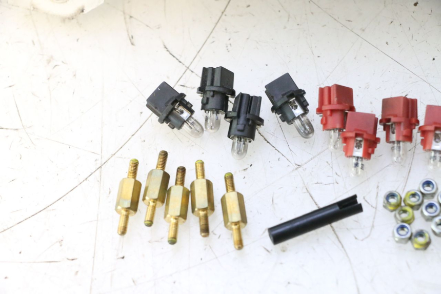 photo de CABOCHON COMPTEUR SUZUKI BURGMAN 125 (2007 - 2014) - Gros plan technique