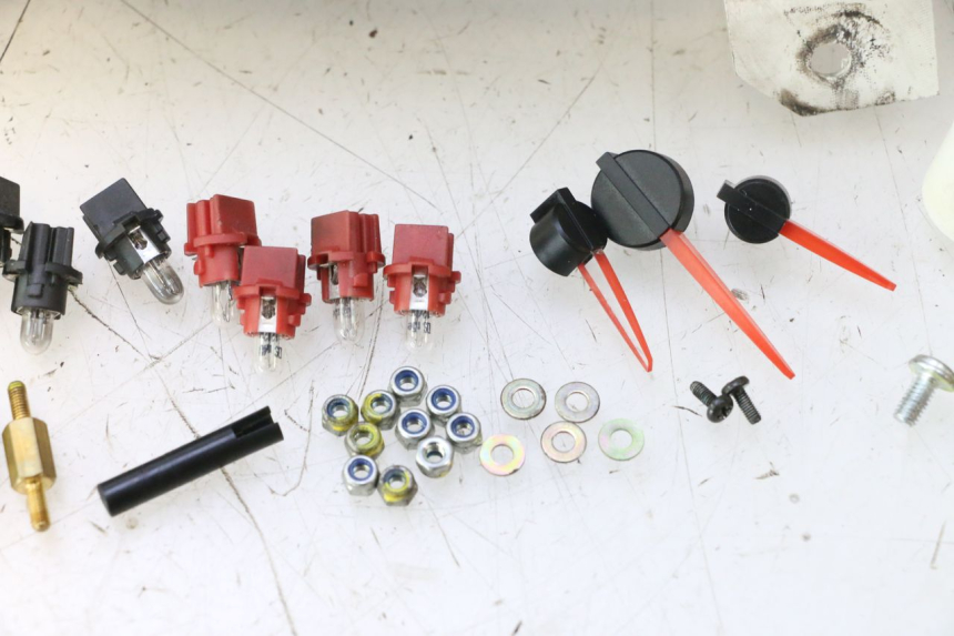 photo de CABOCHON COMPTEUR SUZUKI BURGMAN 125 (2007 - 2014) - Vue d’ensemble