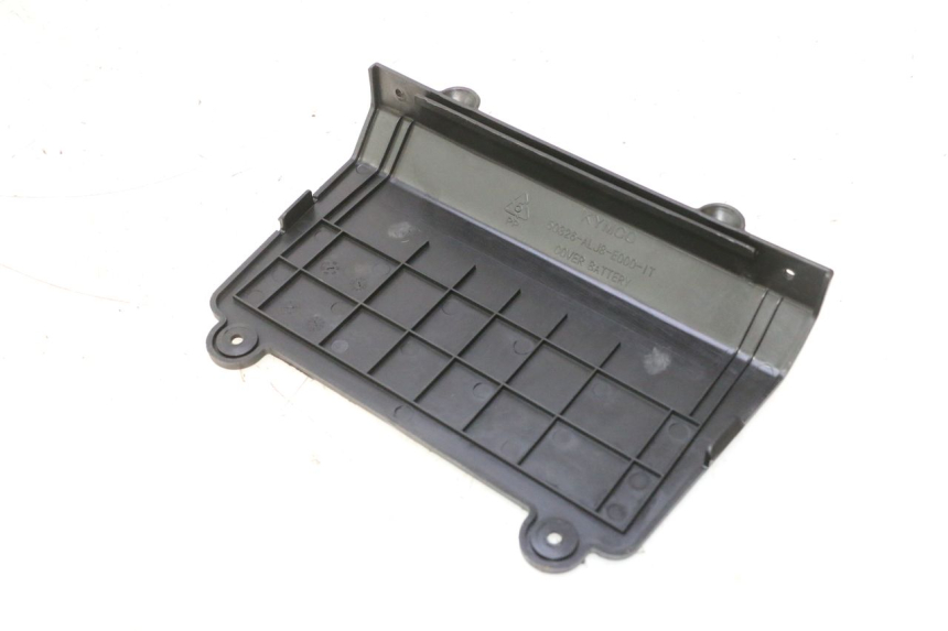 photo de CACHE BATTERIE KYMCO AGILITY 16+ 4T 50 (2018 - 2023) - Zoom état d’usage