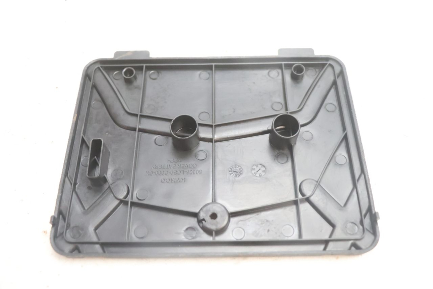 photo de CACHE BATTERIE KYMCO AGILITY 4T 50 (2018 - 2022) - Vue d’ensemble