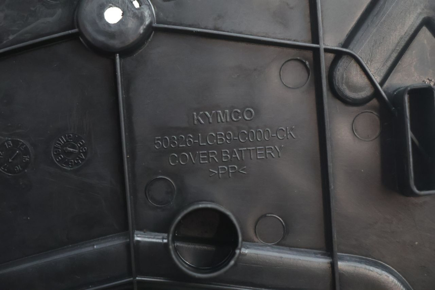 photo de CACHE BATTERIE KYMCO AGILITY 4T 50 (2018 - 2022) - Points de fixation