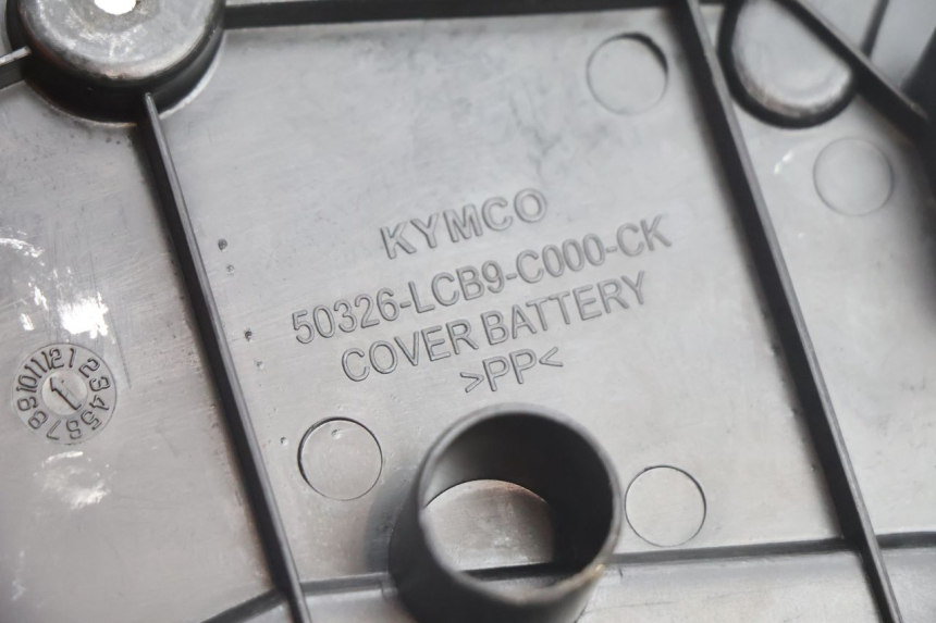 photo de CACHE BATTERIE KYMCO AGILITY FR 2T 50 (2012 - 2017) - Gros plan technique