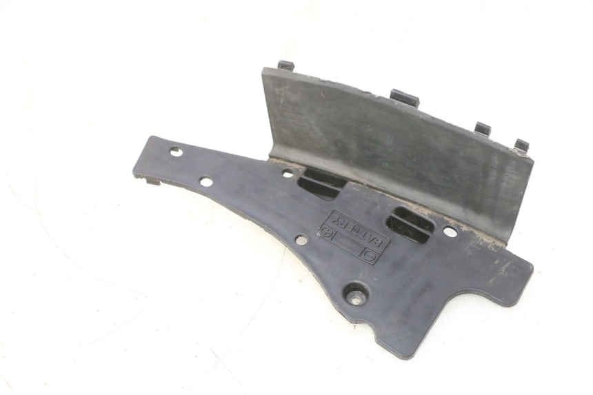 photo de CACHE BATTERIE SUZUKI BURGMAN 125 (2007 - 2014) - Points de fixation
