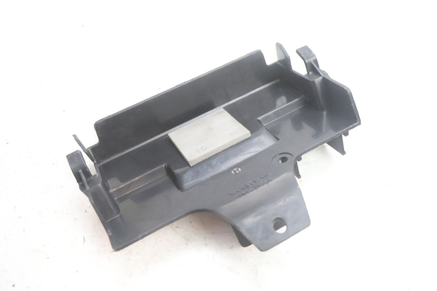 photo de CACHE BATTERIE SUZUKI BURGMAN EXECUTIVE ABS 650 (2006 - 2012) - Zoom état d’usage