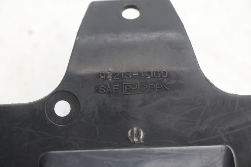 photo de CACHE BATTERIE SUZUKI BURGMAN EXECUTIVE ABS 650 (2006 - 2012) - Gros plan technique