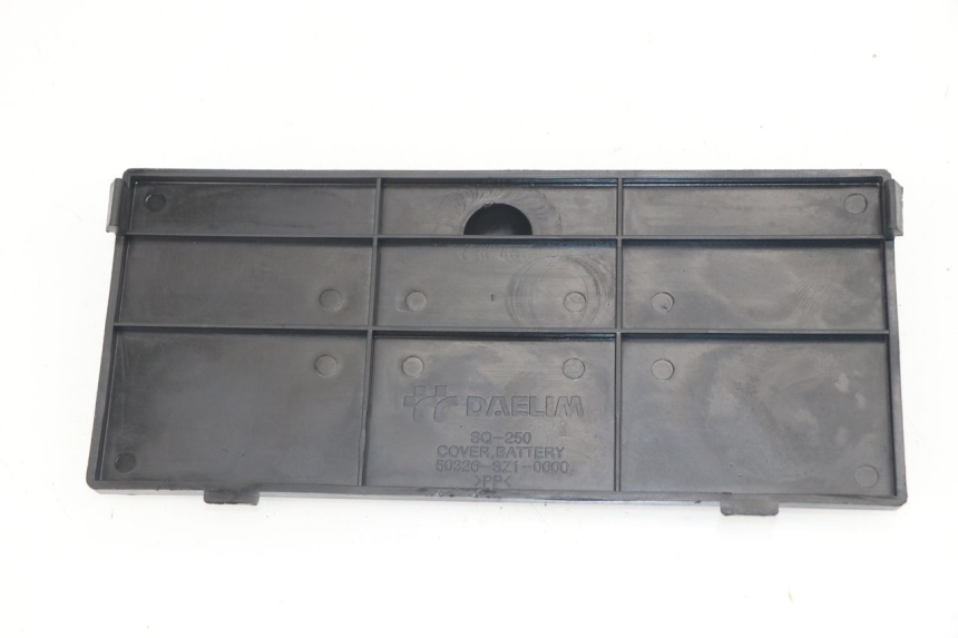 photo de CACHE BATTERIE DAELIM S2 FI 125 (2008 - 2017)