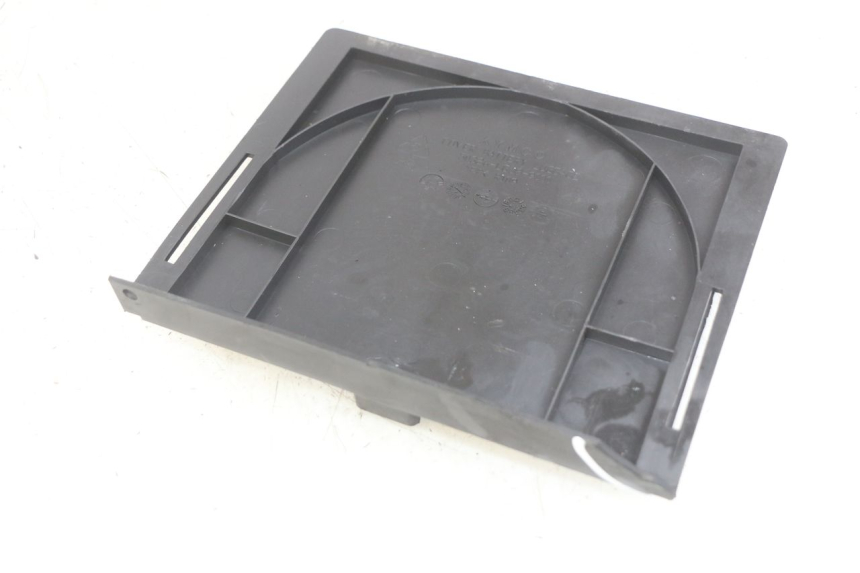 photo de CACHE BATTERIE KYMCO DOWNTOWN ABS 125 (2015 - 2017) - Gros plan technique