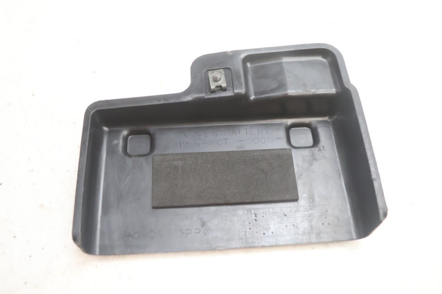 photo de CACHE BATTERIE HONDA FJS SILVER WING SILVERWING 400 (2005 - 2008) - Zoom état d’usage
