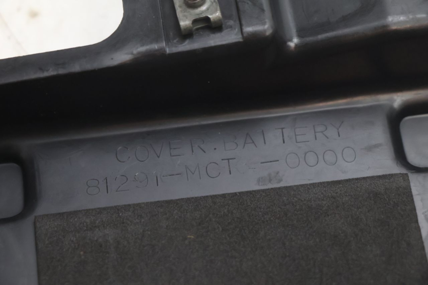photo de CACHE BATTERIE HONDA FJS SILVER WING SILVERWING 400 (2005 - 2008) - Gros plan technique