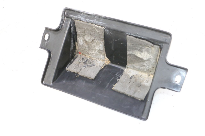 photo de CACHE BATTERIE SUZUKI GSF N BANDIT 1200 (2001 - 2005) - Zoom état d’usage