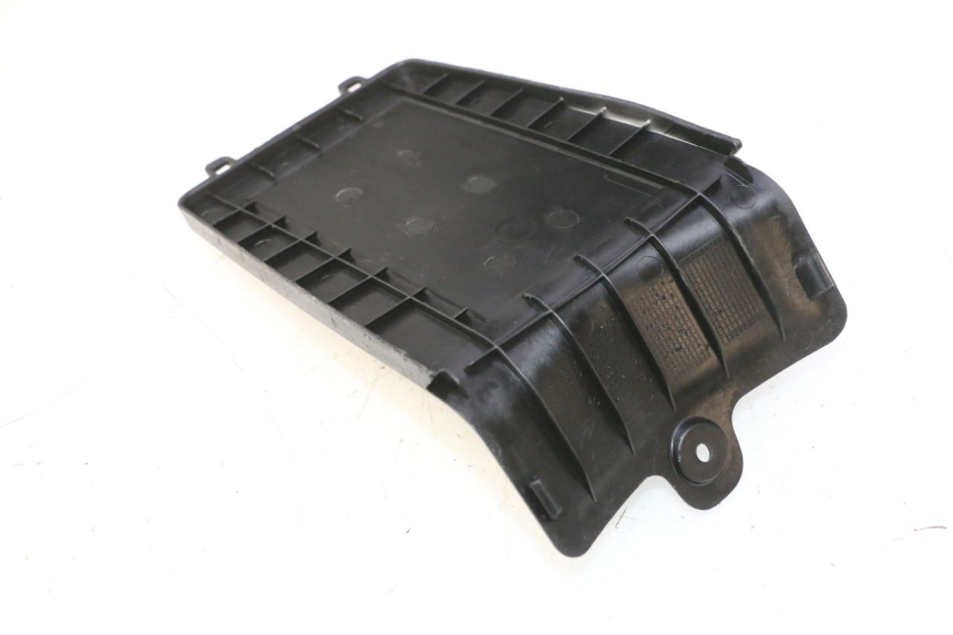 photo de CACHE BATTERIE PEUGEOT KISBEE 4T 50 (2023 - 2026) - Gros plan technique