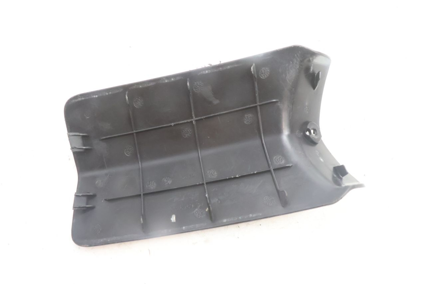 photo de CACHE BATTERIE PEUGEOT LUDIX BLASTER 50 (2006 - 2014) - Gros plan technique