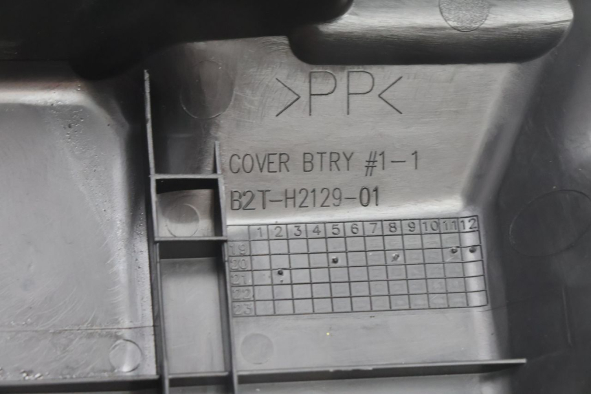 photo de CACHE BATTERIE YAMAHA N-MAX NMAX 125 (2021 - 2024) - Gros plan technique