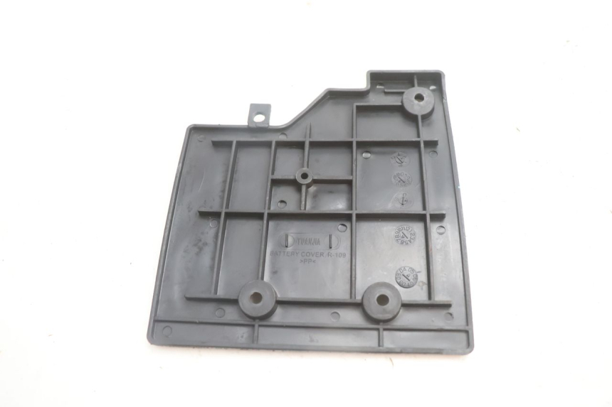photo de CACHE BATTERIE LAZIO RENO 50 (2016 - 2021) - Autre angle de vue