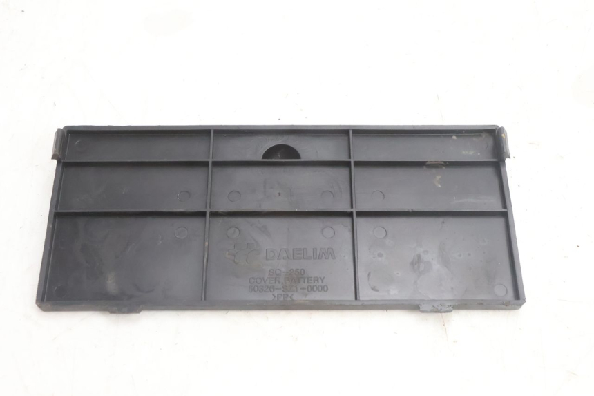 photo de CACHE BATTERIE DAELIM S2 125 (2006 - 2007) - Détail de la pièce