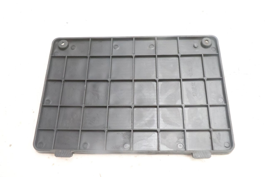 photo de CACHE BATTERIE JM MOTORS SANTANA EVO 50 (2024 - 2026) - Zoom état d’usage