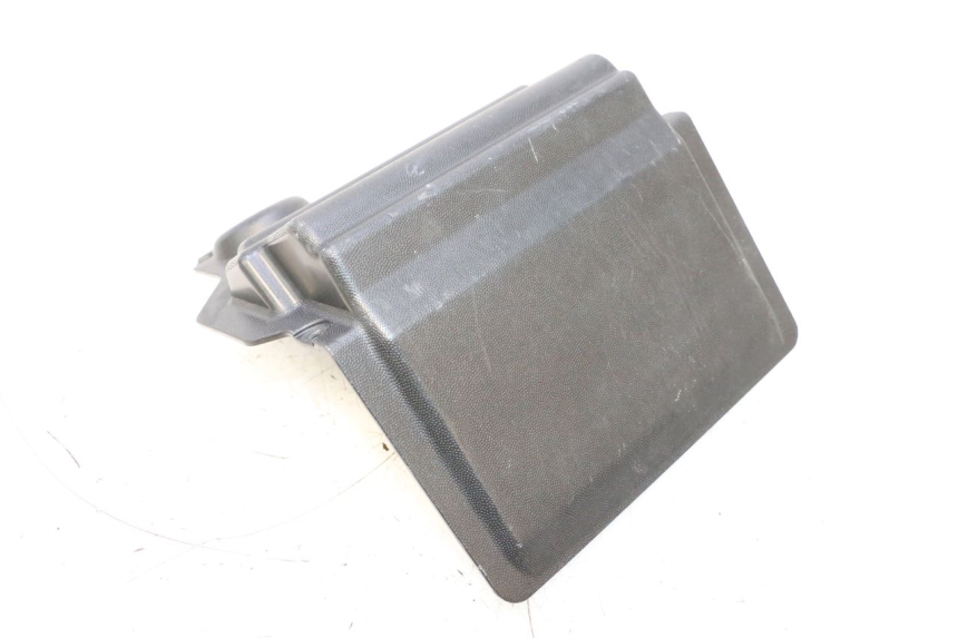 photo de CACHE BATTERIE APRILIA SR MOTARD 50 (2012 - 2018) - Détail de la pièce