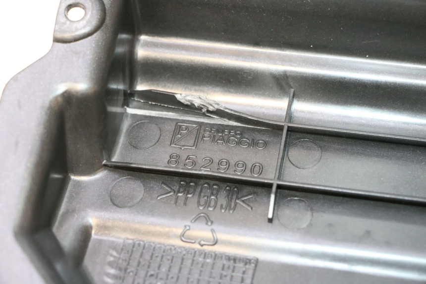 photo de CACHE BATTERIE APRILIA SR MOTARD 50 (2012 - 2018) - Gros plan technique