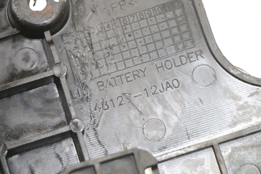 photo de CACHE BATTERIE SUZUKI BURGMAN 125 (2015 - 2017)