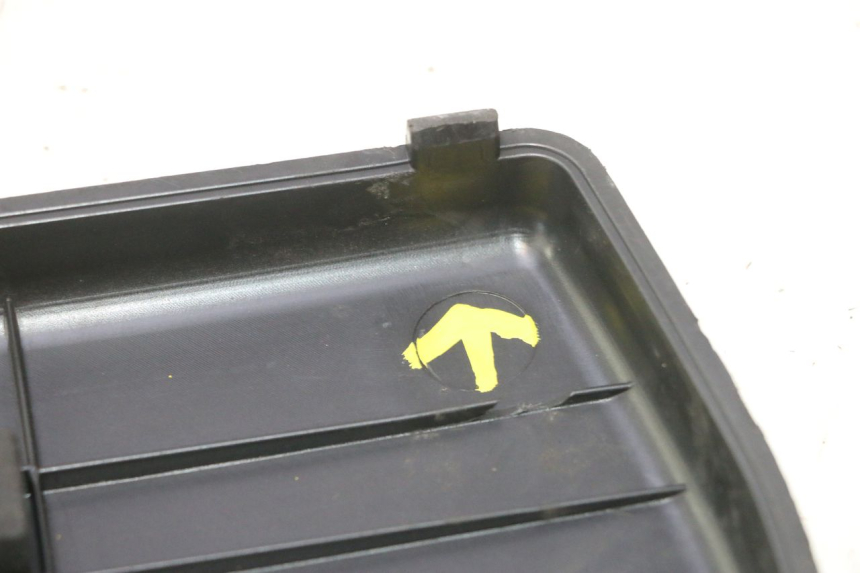 photo de CACHE BATTERIE PIAGGIO X8 STREET 125 (2006 - 2007) - Zoom état d’usage