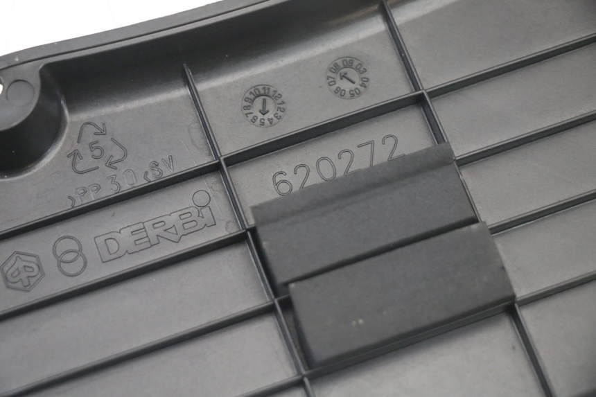 photo de CACHE BATTERIE PIAGGIO XEVO - X EVO 125 (2007 - 2016) - Gros plan technique