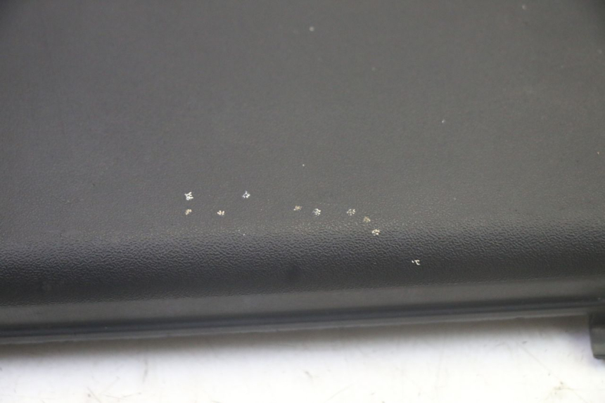 photo de CACHE BATTERIE PIAGGIO XEVO - X EVO 125 (2007 - 2016) - Zoom état d’usage