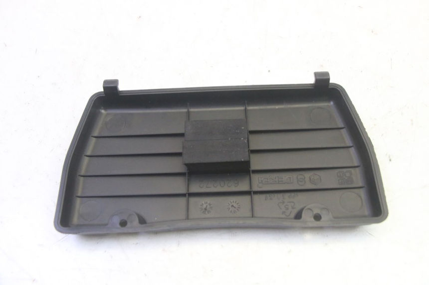 photo de CACHE BATTERIE PIAGGIO XEVO - X EVO 125 (2007 - 2016) - Autre angle de vue