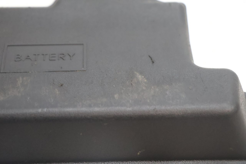 photo de CACHE BATTERIE PIAGGIO ZIP 4T 50 (2018 - 2020) - Autre angle de vue