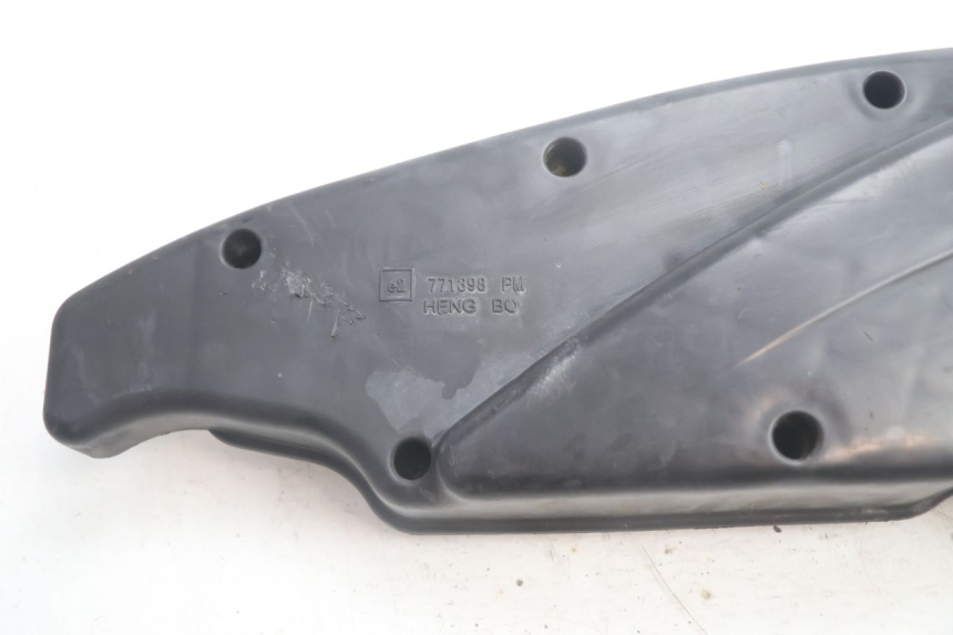 photo de CACHE BOITE AIR PEUGEOT SATELIS 125 (2013 - 2018) - Détail de la pièce