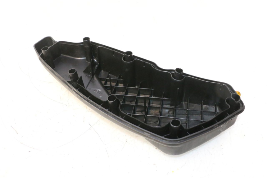 photo de CACHE BOITE AIR PEUGEOT SATELIS 125 (2006 - 2009) - Gros plan technique