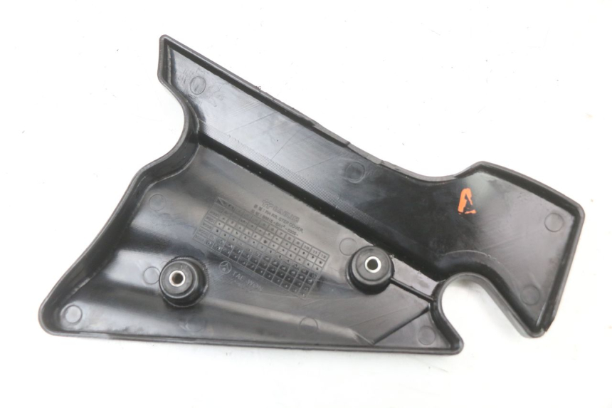 photo de CACHE CHASSIS LATERAL DAELIM VL DAYSTAR 125 (2000 - 2011)