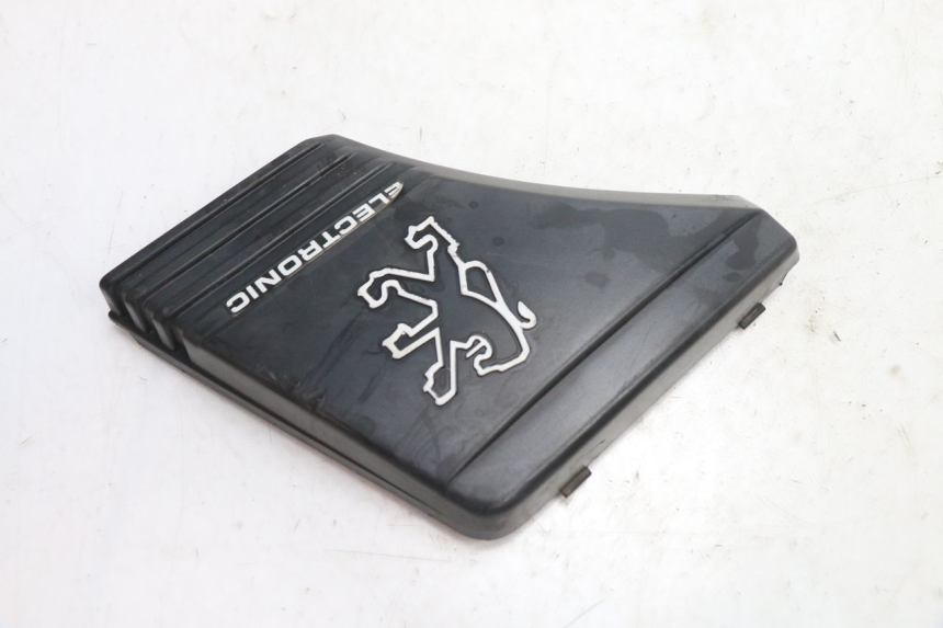 photo de CACHE CHASSIS LATERAL DROIT PEUGEOT 103 SPX CLIP 50 (1989 - 1992) - Détail de la pièce