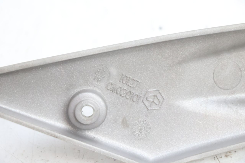 photo de CACHE CHASSIS LATERAL DROIT PIAGGIO LIBERTY 125 (1998 - 2008) - Points de fixation