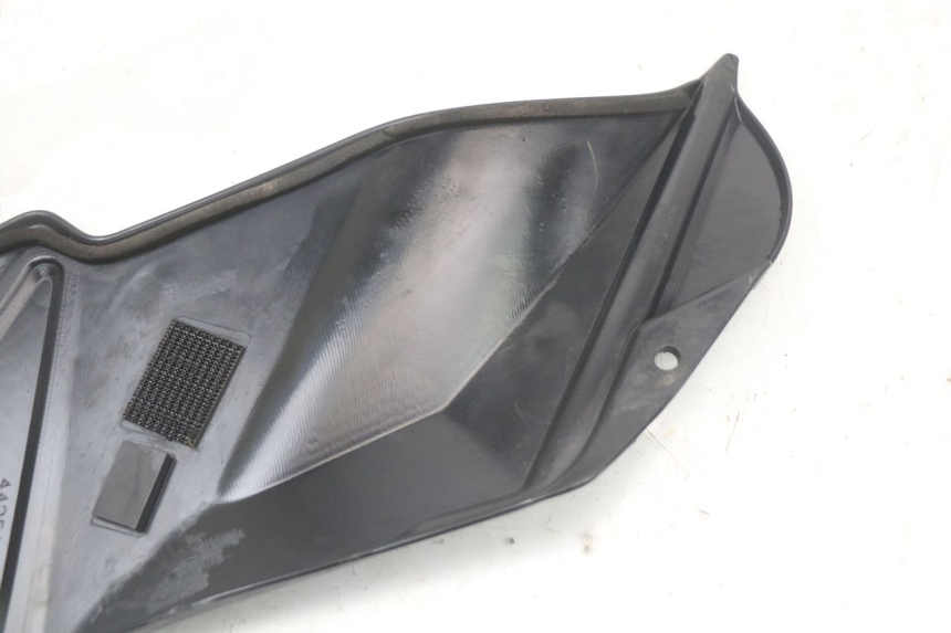 photo de CACHE CHASSIS LATERAL DROIT SUZUKI GSR 750 (2011 - 2017)