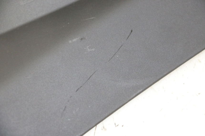 photo de CACHE CHASSIS LATERAL DROIT YAMAHA XMAX X-MAX 125 (2021 - 2025) - Zoom état d’usage